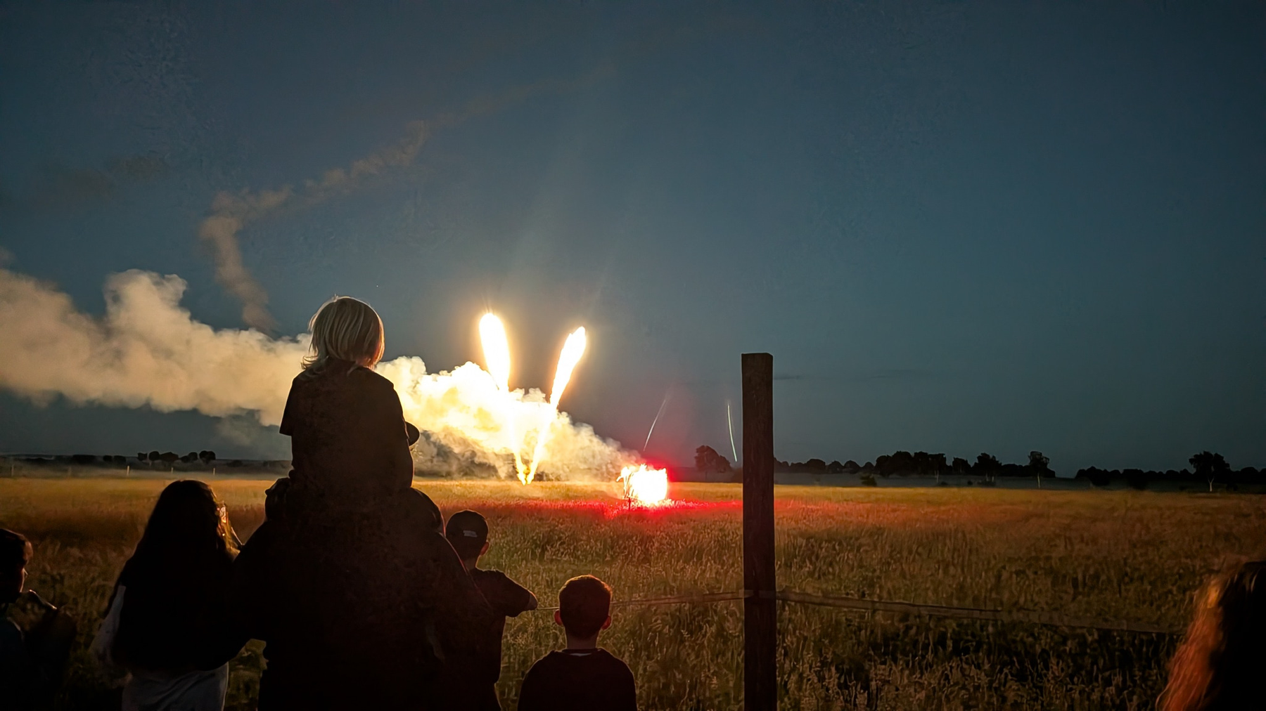 Zuschauer erleben ein Feuerwerk in der Region Hannover